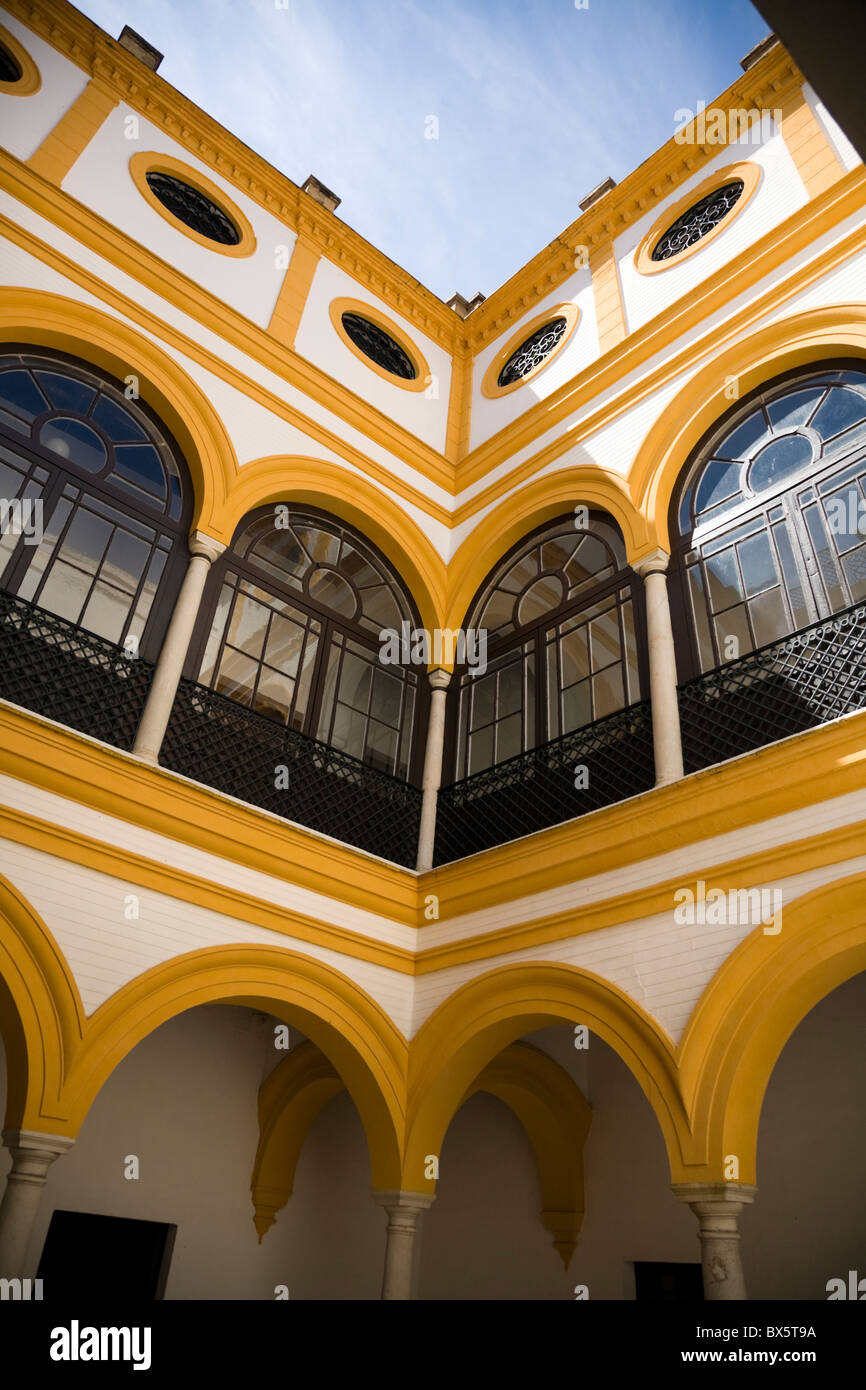 Vetrata vetro / finestre si affacciano su una clausura cortile interno al Real Alcazar De Sevilla / Seville. Spagna Foto Stock