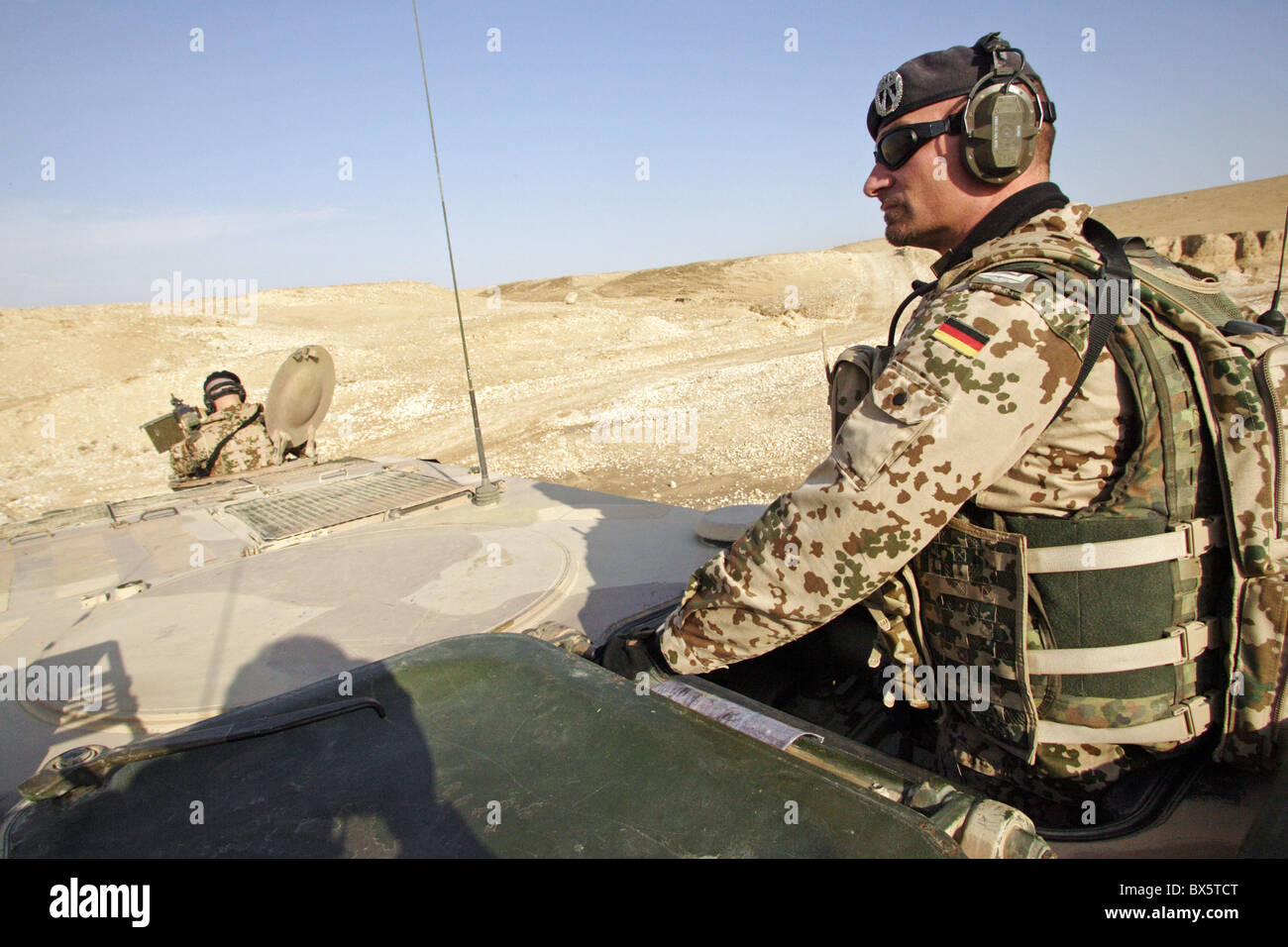 Soldati ISAF su una pattuglia, Mazar-e Sharif, Afghanistan Foto Stock
