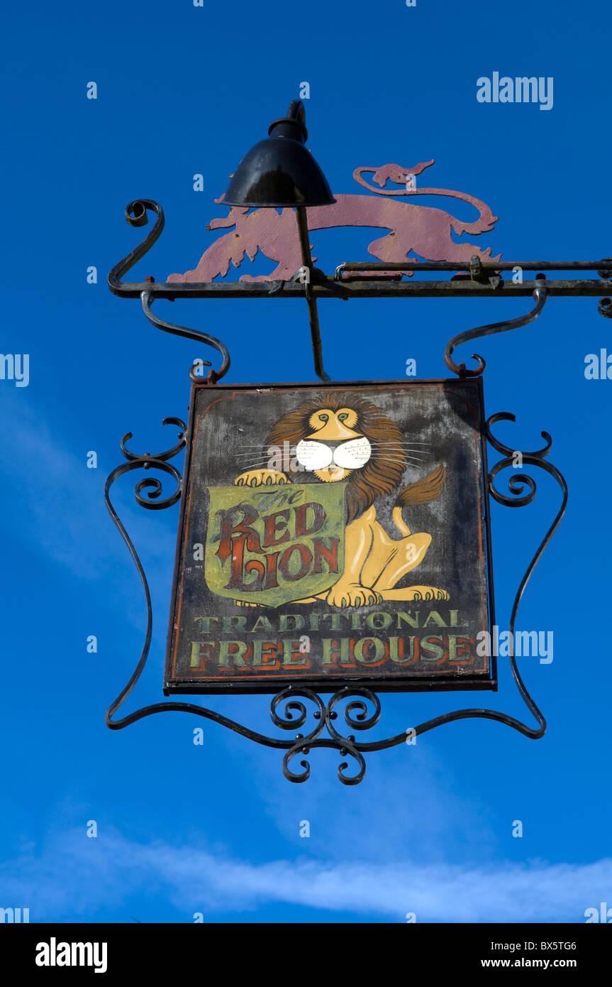 Red Lion tradizionale casa libero; un pub segno contro un chiaro blu cielo invernale in Chenies Bucks REGNO UNITO Foto Stock