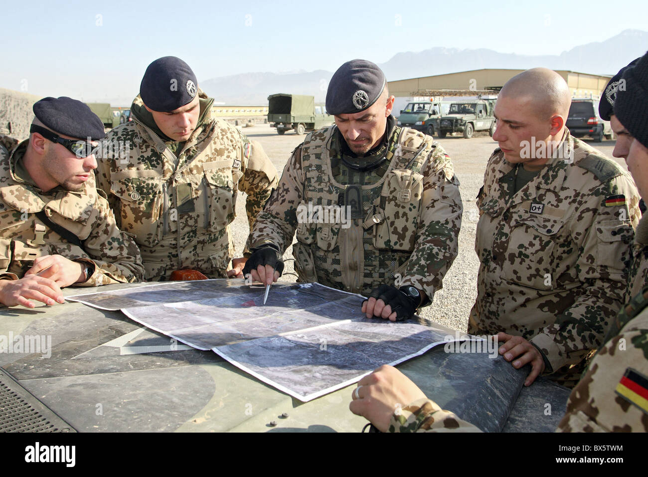 Soldati ISAF durante un briefing, Mazar-e Sharif, Afghanistan Foto Stock