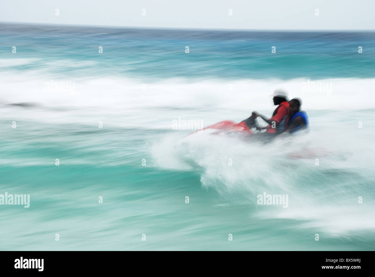 Jet ski sulle acque dell'oceano. Due piloti con motion blur. Foto Stock