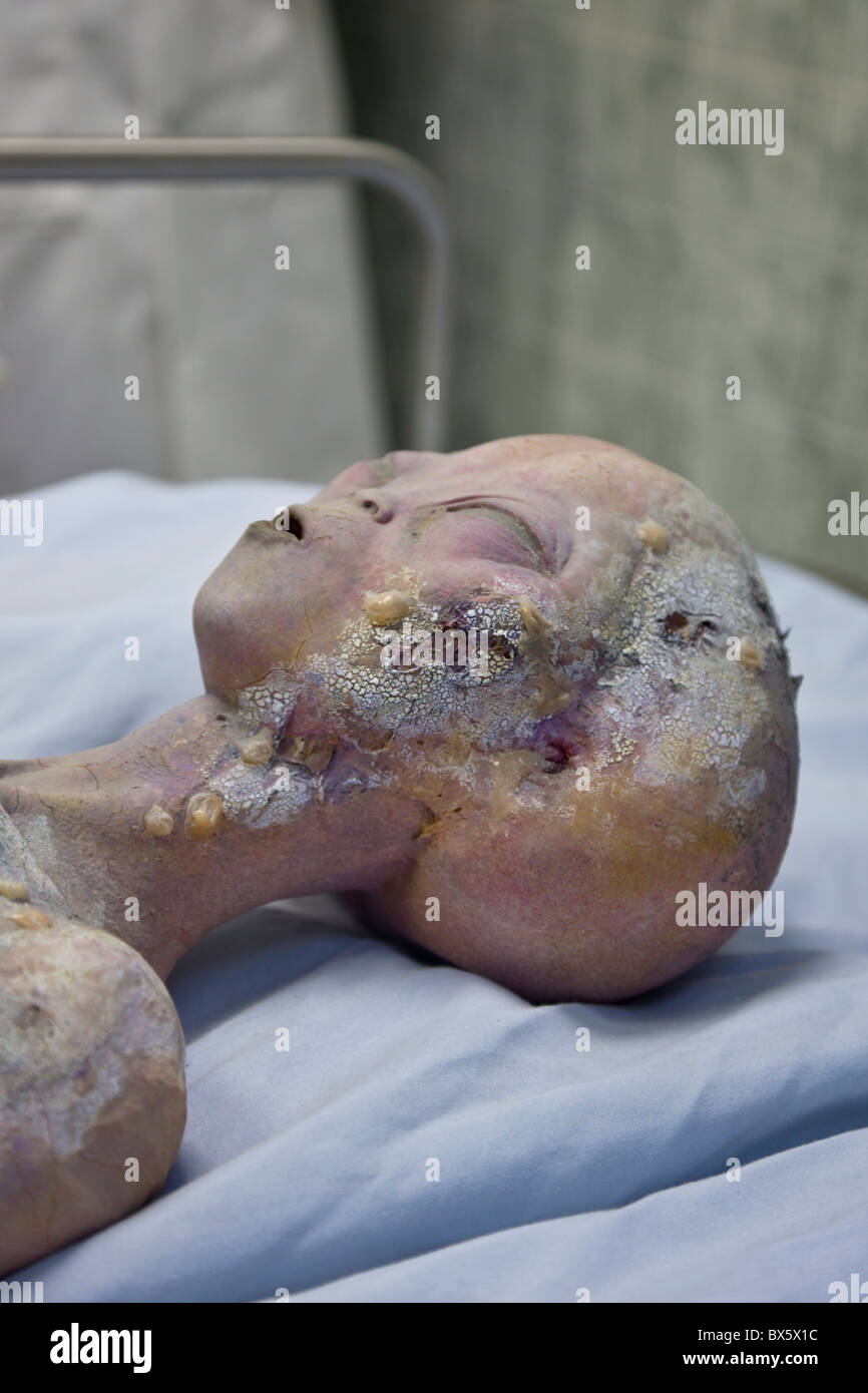 Alien autopsia ricreazione dal film Roswell all'interno dell'International UFO Museum di Roswell, New Mexico. Foto Stock