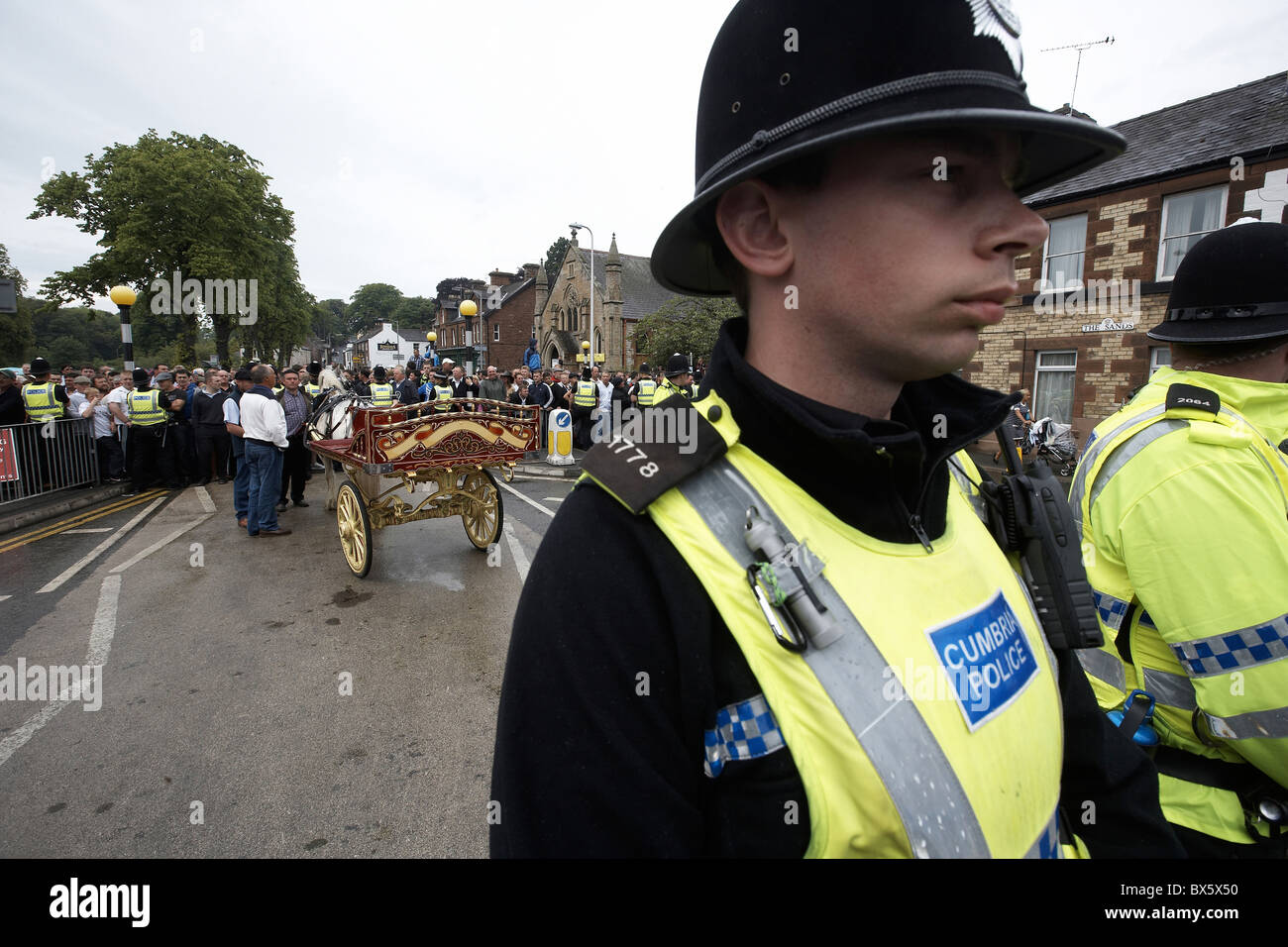 Blocco della polizia sulla strada principale in Appleby come viaggiatori protesta circa le modifiche apportate alle antiche Appleby Horse Fair in Cumbria. Foto Stock