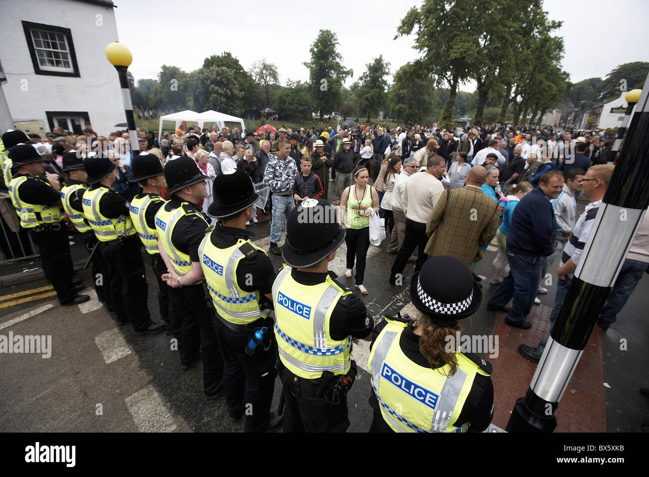 Linea di polizia cordon, Main Street, Appleby, come viaggiatori protesta circa le modifiche apportate al Appleby Horse Fair in Cumbria, nel Regno Unito. Foto Stock