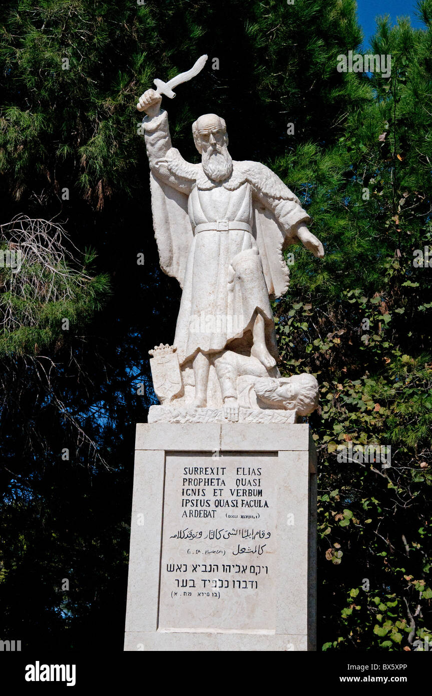 Presso il Monastero dei Carmelitani sul Monte Carmelo di Haifa. La statua è di Elia uccidendo i sacerdoti di Baal. Foto Stock