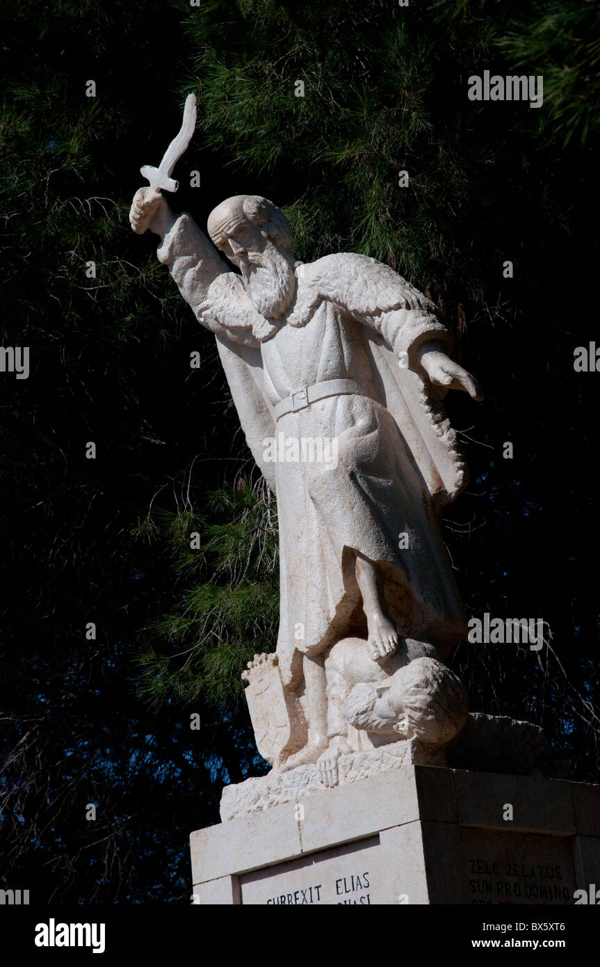 Presso il Monastero dei Carmelitani sul Monte Carmelo di Haifa. La statua è di Elia uccidendo i sacerdoti di Baal. Foto Stock