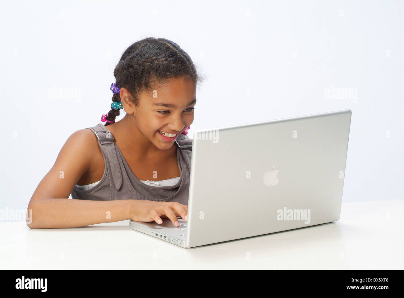 Ritratto di una ragazza con un laptop Foto Stock