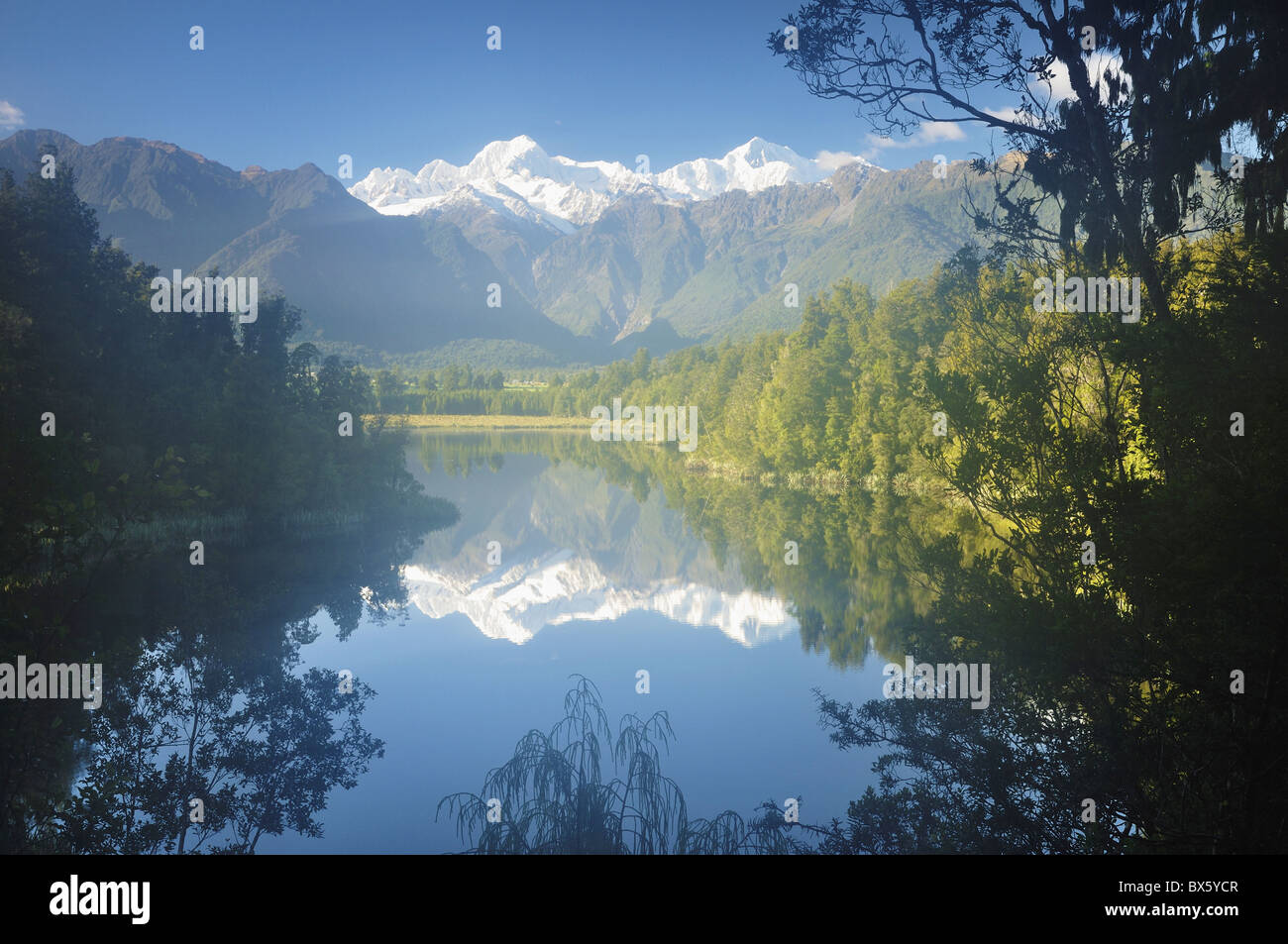 Il lago Matheson, Mount Tasman e Mount Cook, Westland Tai Poutini National Park, sito Patrimonio Mondiale dell'UNESCO, Nuova Zelanda Foto Stock