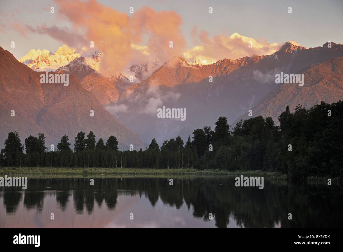 Il lago Matheson, Mount Tasman e Mount Cook, Westland Tai Poutini National Park, sito Patrimonio Mondiale dell'UNESCO, Nuova Zelanda Foto Stock