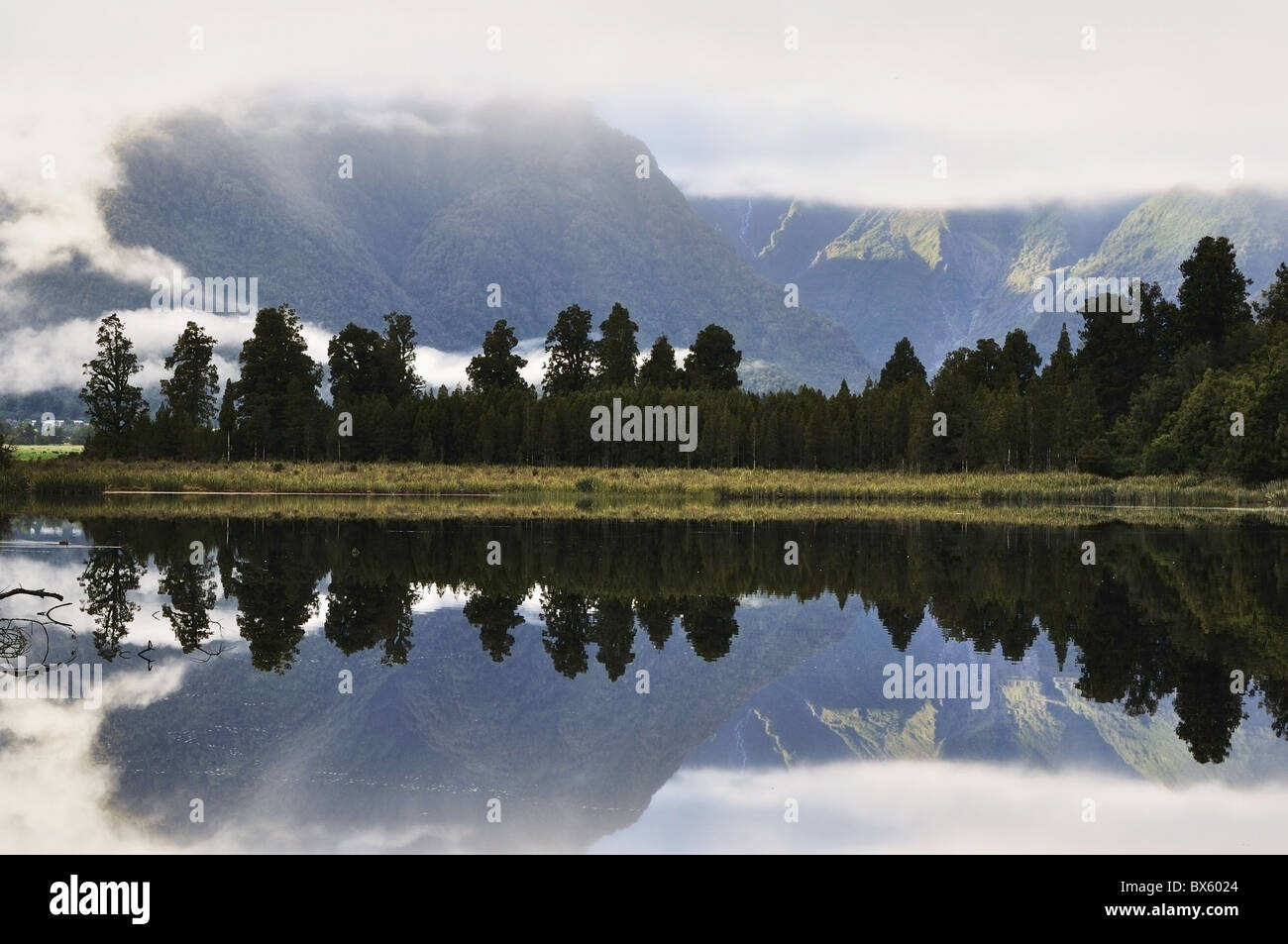 Il lago Matheson, Westland Tai Poutini National Park, sito Patrimonio Mondiale dell'UNESCO, Costa Ovest, South Island, in Nuova Zelanda, Pacific Foto Stock