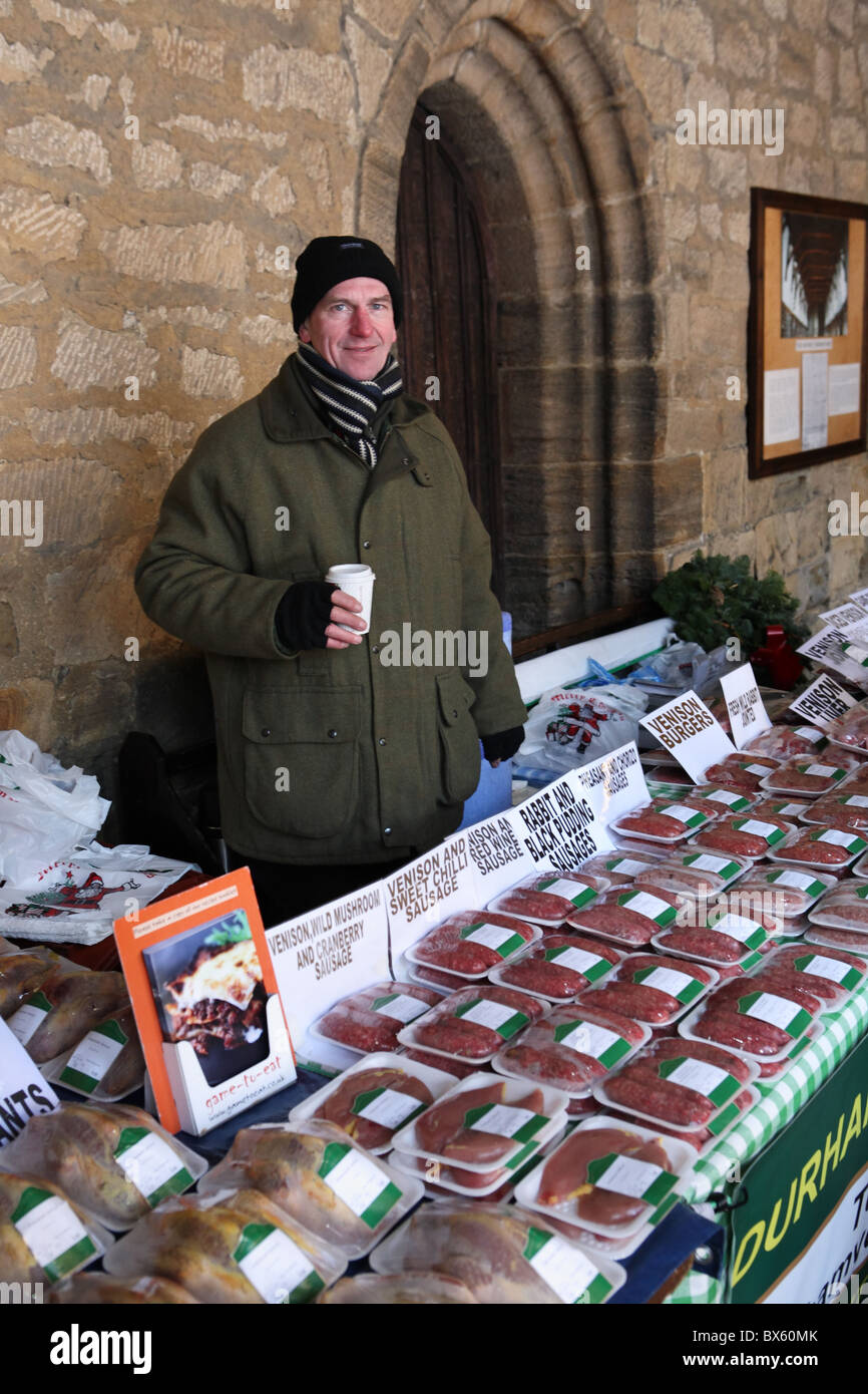 Durham mercatini di Natale, una bancarella vendendo 'gioco per mangiare all' interno dei Chiostri di Durham Cathedral Durham City, Inghilterra. Foto Stock