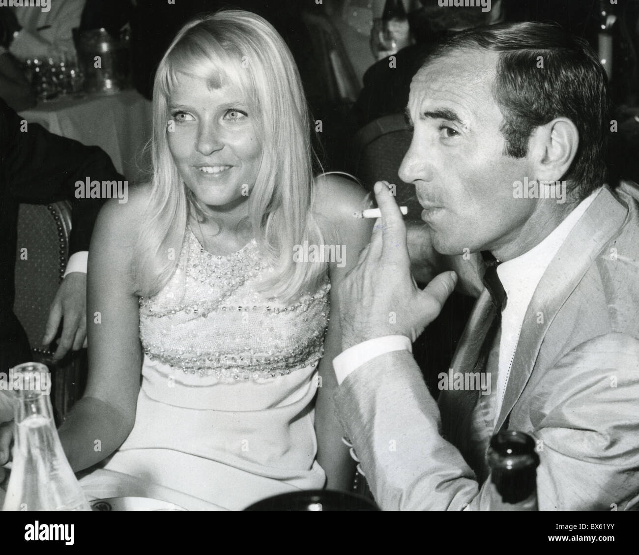 CHARLES AZNAVOUR Armenian-French cantante, compositore e attore con la sua terza moglie Ulla Thorsell circa 1968 Foto Stock