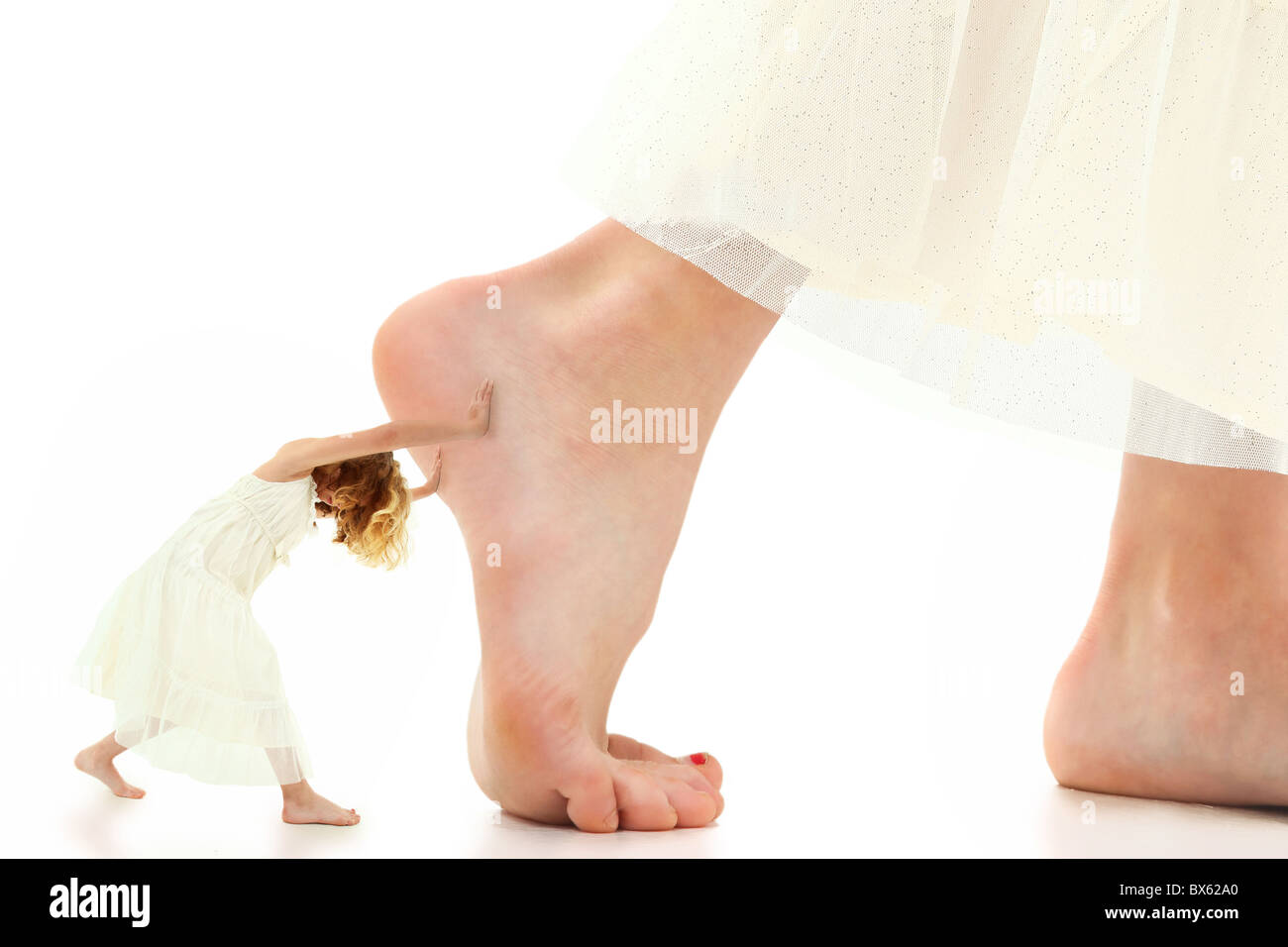 Concetto di immagine del giovane ragazza spingendo se stessa o rimanere motivato su sfondo bianco. Foto Stock