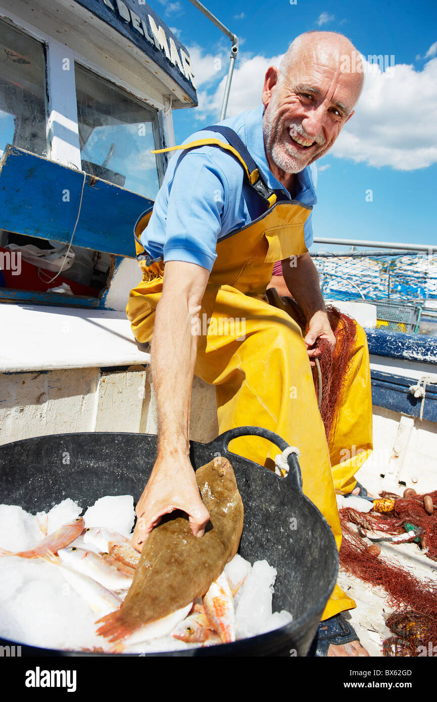 Fisherman tenendo il pesce Foto Stock