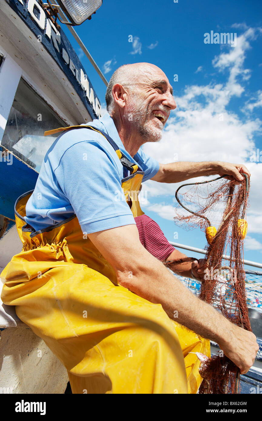 Fisherman holding reti da pesca Foto Stock
