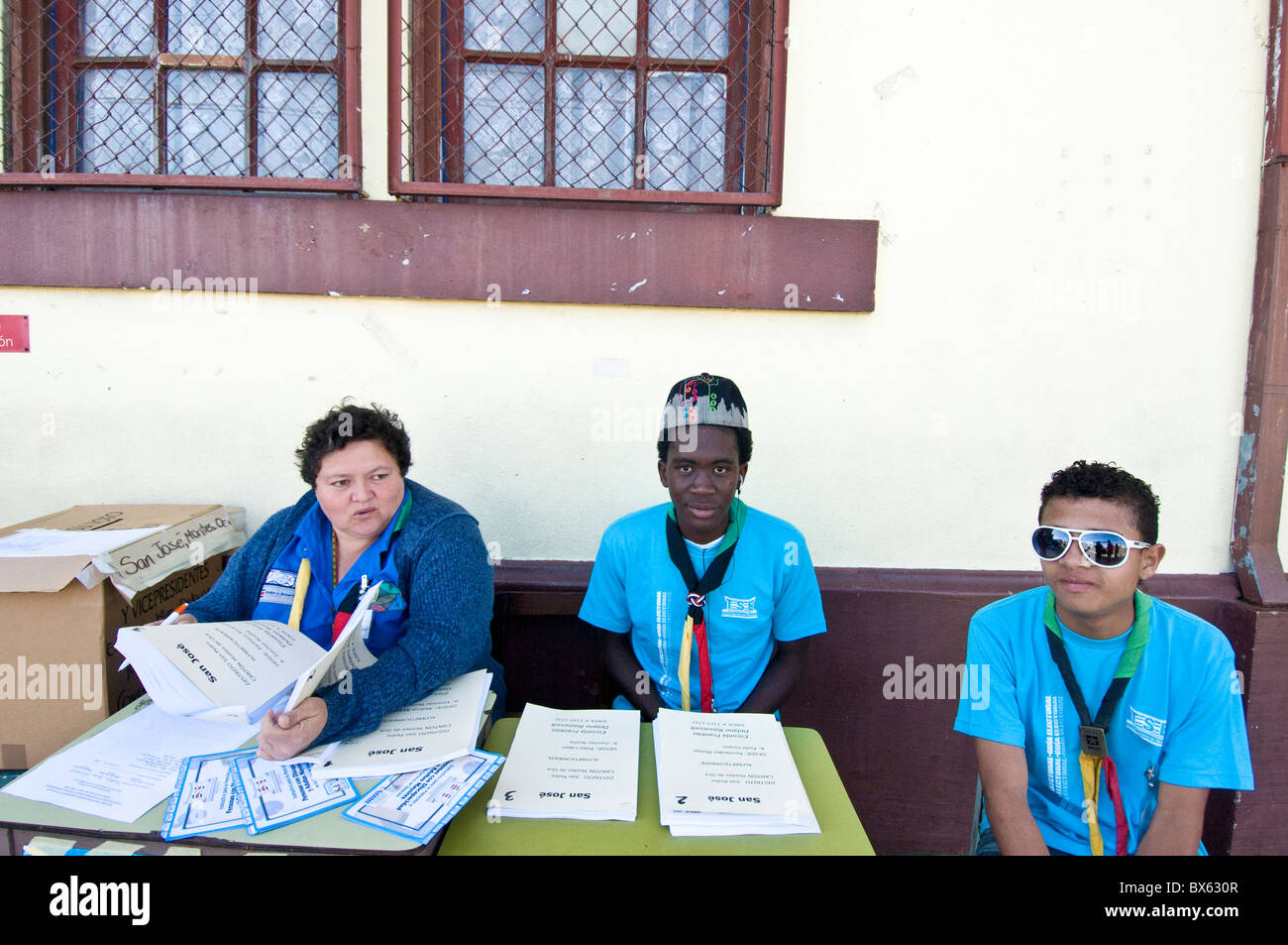 Scout volontariato durante le elezioni municipali in Costa Rica Foto Stock