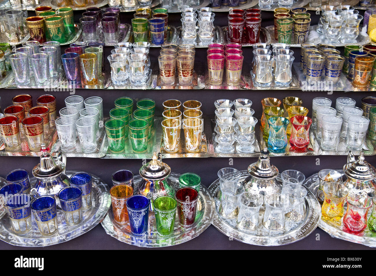 Bicchieri per la vendita, Souk, Medina, Marrakech, Marocco, Africa  Settentrionale, Africa Foto stock - Alamy