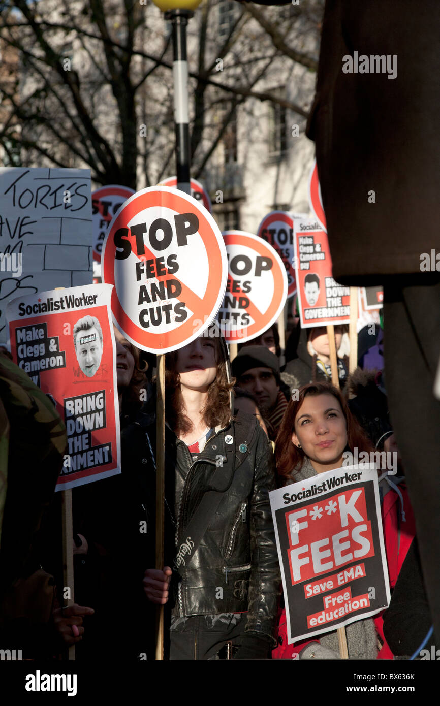 09/12/10 Gli studenti dimostrano nel centro di Londra contro le proposte del governo per aumentare Università tasse universitarie. Foto Stock