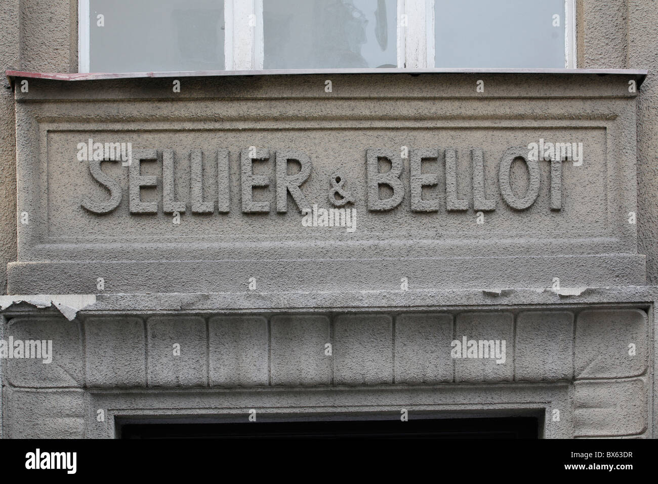 Praga, Zizkov, logo di Sellie Bellot e sulla parte superiore del portale della porta, munizioni maker, precisione, pistole. (CTK foto/Josef Horazny) Foto Stock