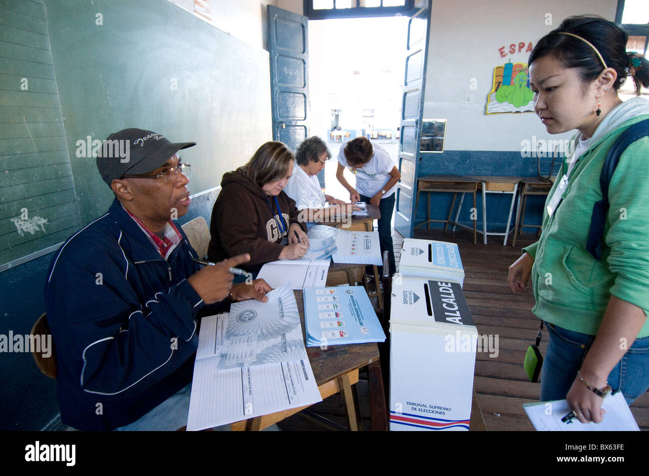 Osservatori internazionali dalle Università per la pace durante le elezioni municipali di San José Foto Stock