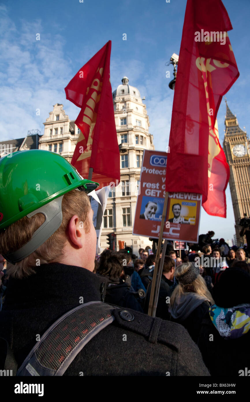09/12/10 Gli studenti dimostrano nel centro di Londra contro le proposte del governo per aumentare Università tasse universitarie. Foto Stock