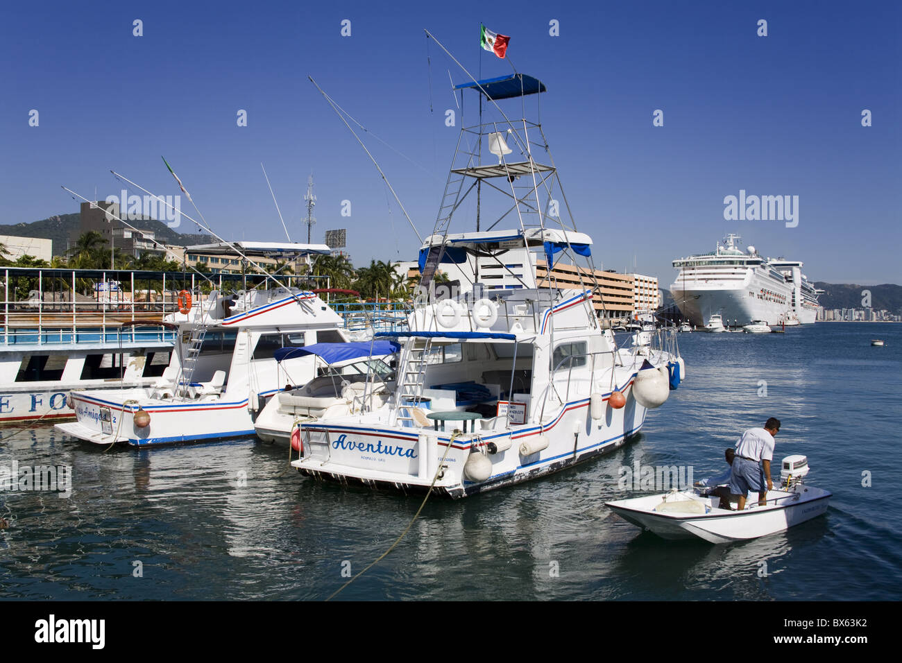 Barche da pesca sul Malecon, Acapulco Città, Stato di Guerrero, Messico, America del Nord Foto Stock