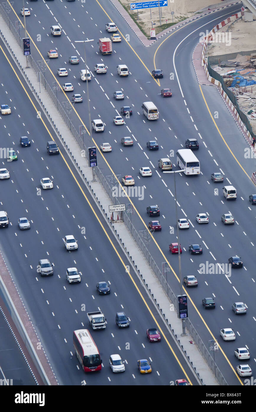Vista in elevazione del traffico lungo la Sheikh Zayed Road, Dubai, Emirati Arabi Uniti, Medio Oriente Foto Stock