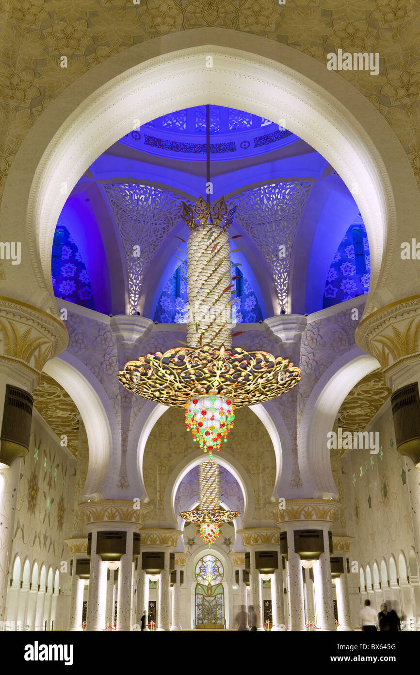Il più grande lampadario ornato nel mondo, sala da preghiera di Sheikh  Zayed Bin Sultan Al Nahyan moschea, Abu Dhabi, Emirati arabi uniti Foto  stock - Alamy