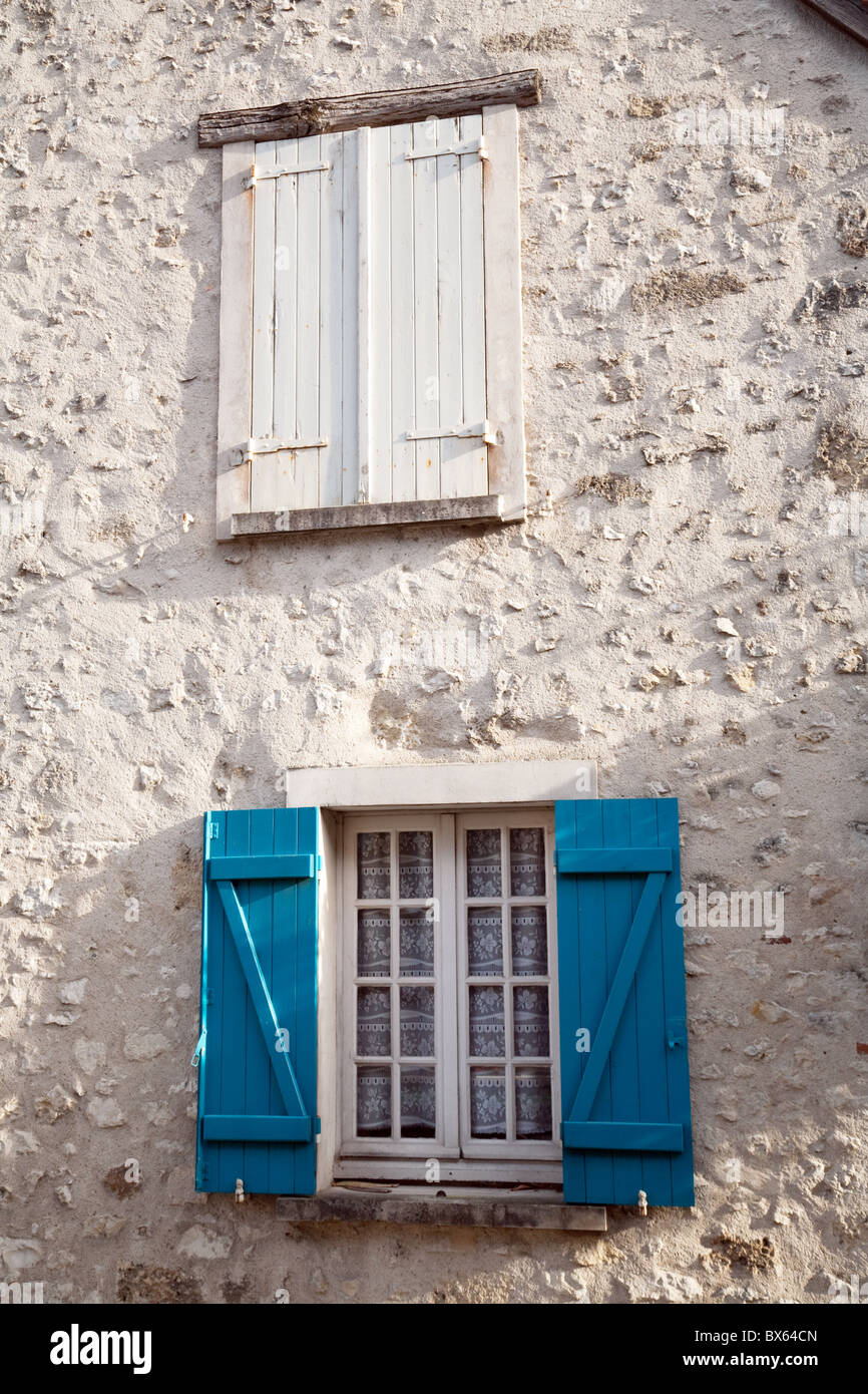 Aprire e chiudere finestre con persiane, la città medievale di Provins, Seine et Marne Francia Foto Stock