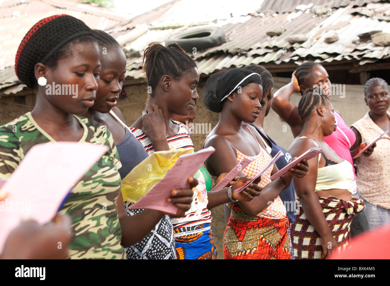 Le donne frequentano una comunità Incontro di microfinanza in Kakata, Liberia, Africa occidentale. Foto Stock