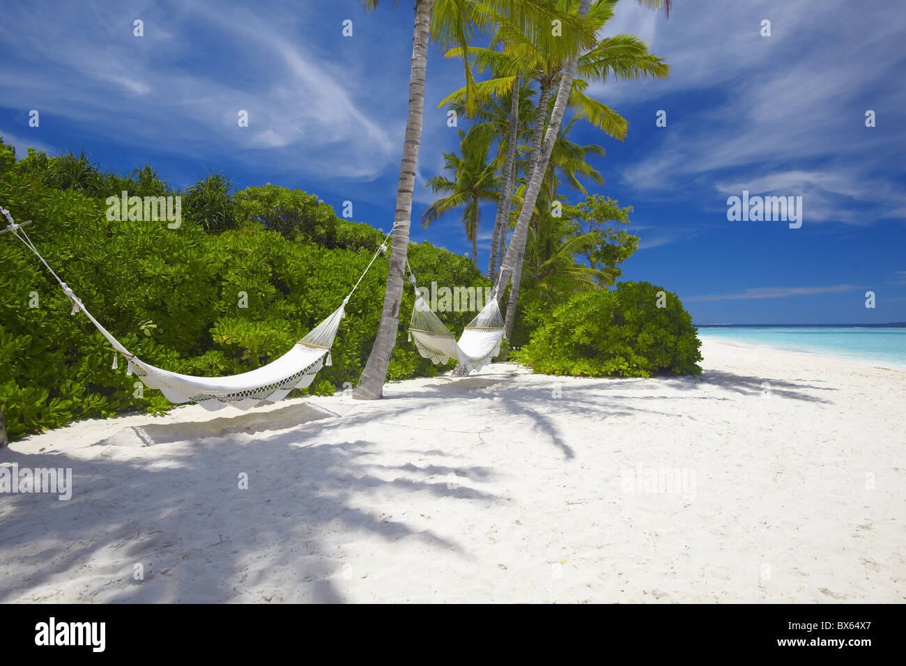 Amaca sul vuoto spiaggia tropicale, Maldive, Oceano Indiano, Asia Foto Stock