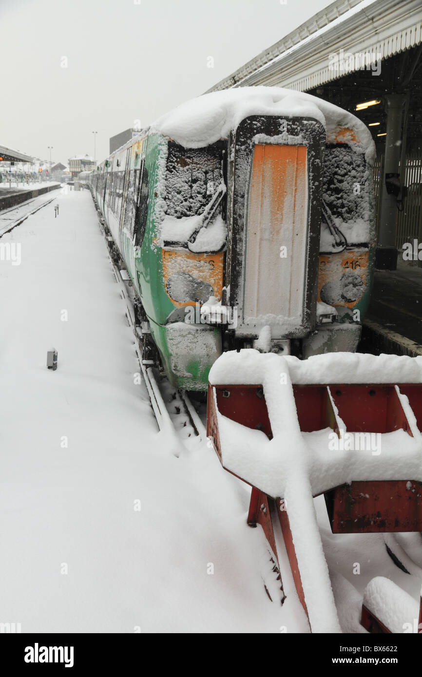 Neve pesante significa che non vi sono treni diretti alla stazione di Eastbourne, East Sussex, Inghilterra Foto Stock