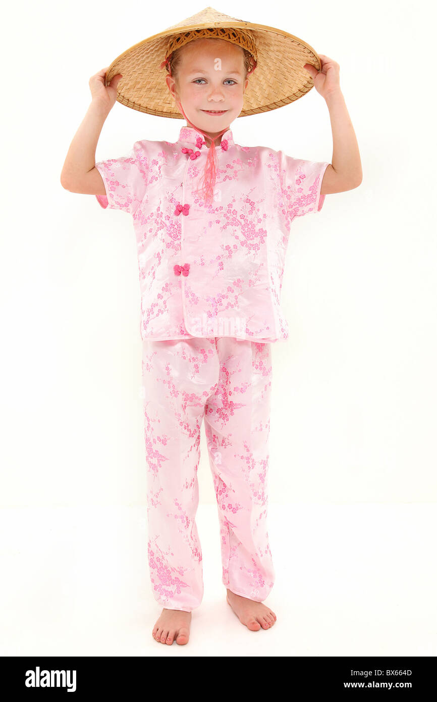 Adorabili 6 anno vecchio bionda ragazza americana che indossa il bambù hat e abito rosa. Foto Stock