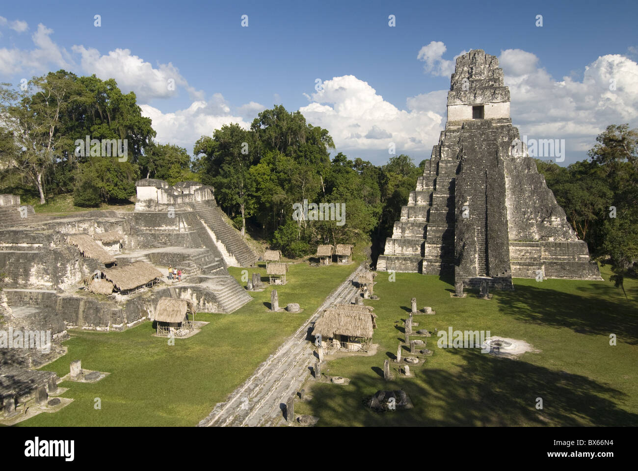 Tempio n. 1 con il nord Acropoli sulla sinistra, Tikal, Sito Patrimonio Mondiale dell'UNESCO, il Parco Nazionale di Tikal, Peten, Guatemala Foto Stock