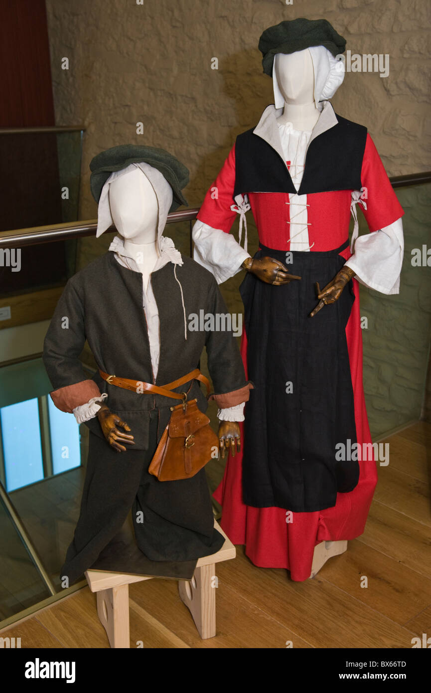 Fatte a mano autentico Tudor costume sul display nella sala Tithe Barn Abergavenny Monmouthshire Gwent South Wales UK Foto Stock