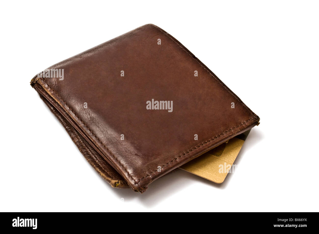 Portafoglio marrone con monete e carta di credito isolato su bianco Foto Stock