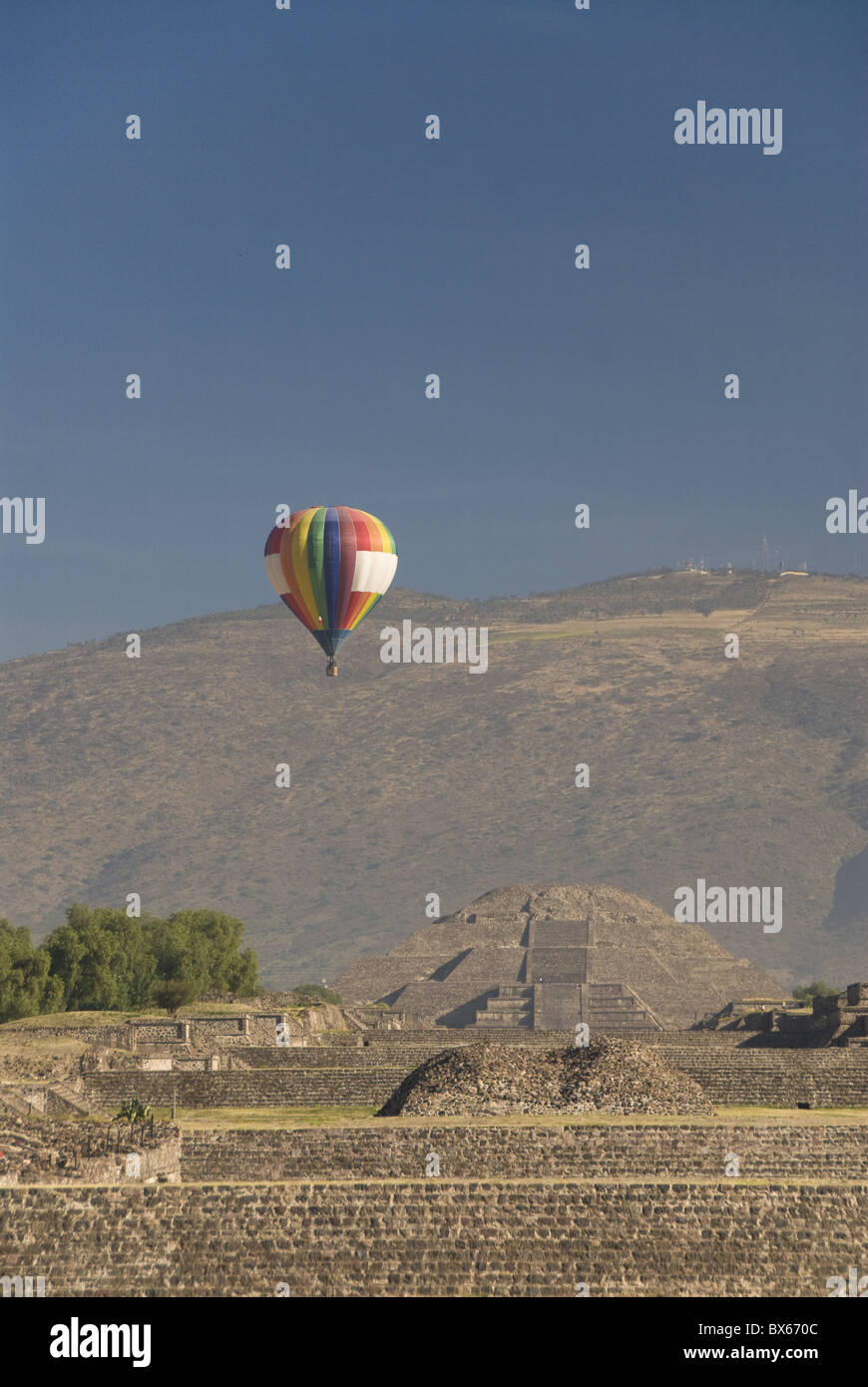 In mongolfiera ad aria calda con la Piramide della Luna in background, Zona archeologica di Teotihuacan, Sito Patrimonio Mondiale dell'UNESCO, Messico Foto Stock