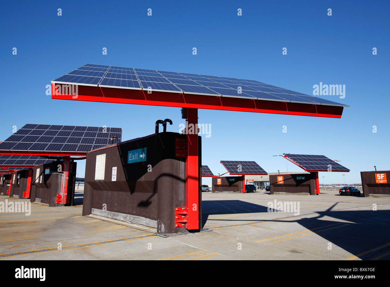 Pannelli solari sul tetto di un garage per il parcheggio presso l'Aeroporto Internazionale Logan di Boston, Massachusetts Foto Stock