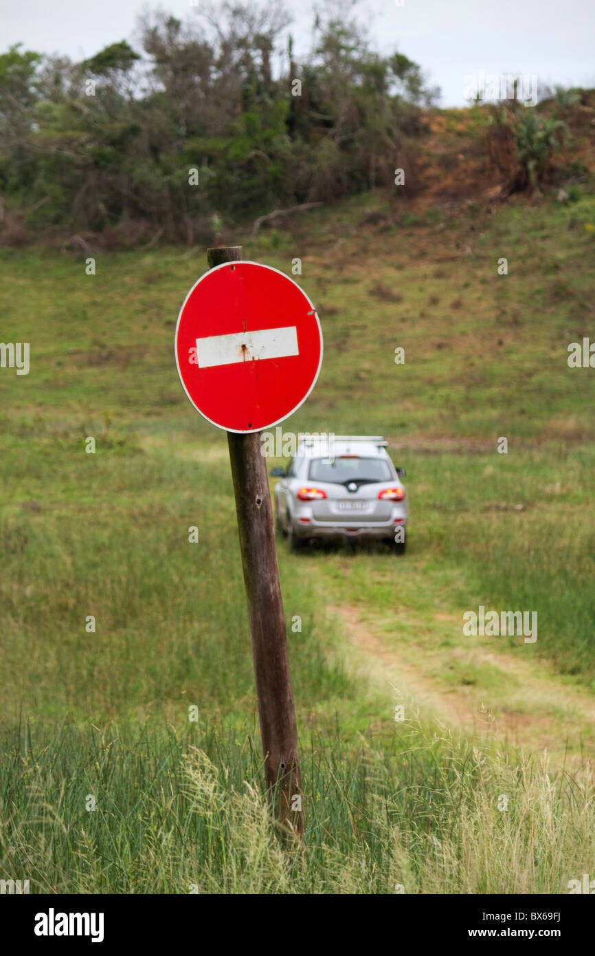 Autista disobbedendo l no-entrata segno in una riserva naturale nel Kwazulu Natal, Sud Africa Foto Stock