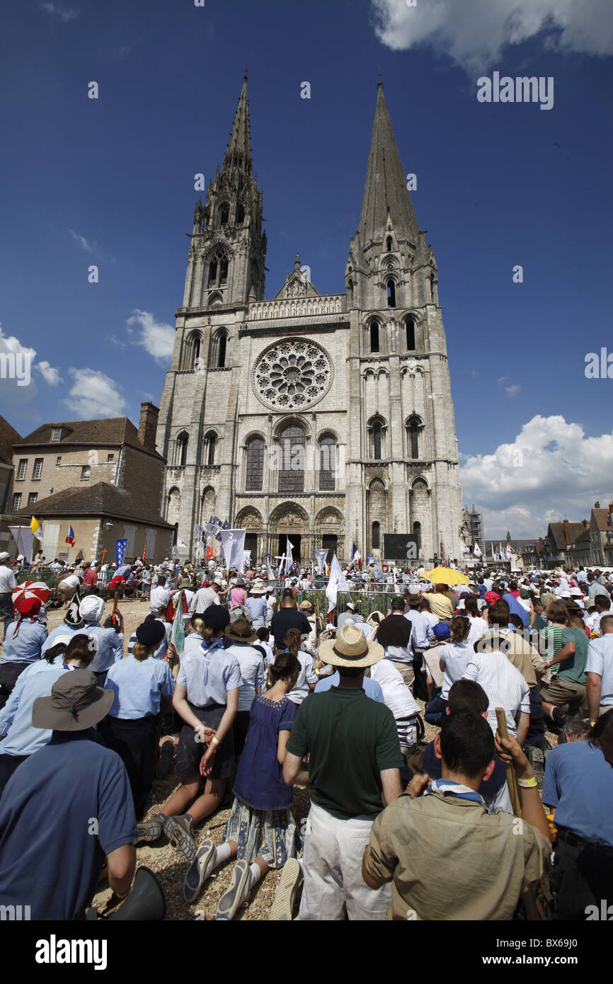 Messa in e fuori la cattedrale di Chartres durante il pellegrinaggio cattolico, Sito Patrimonio Mondiale dell'UNESCO, Chartres, Eure-et-Loir, Francia Foto Stock