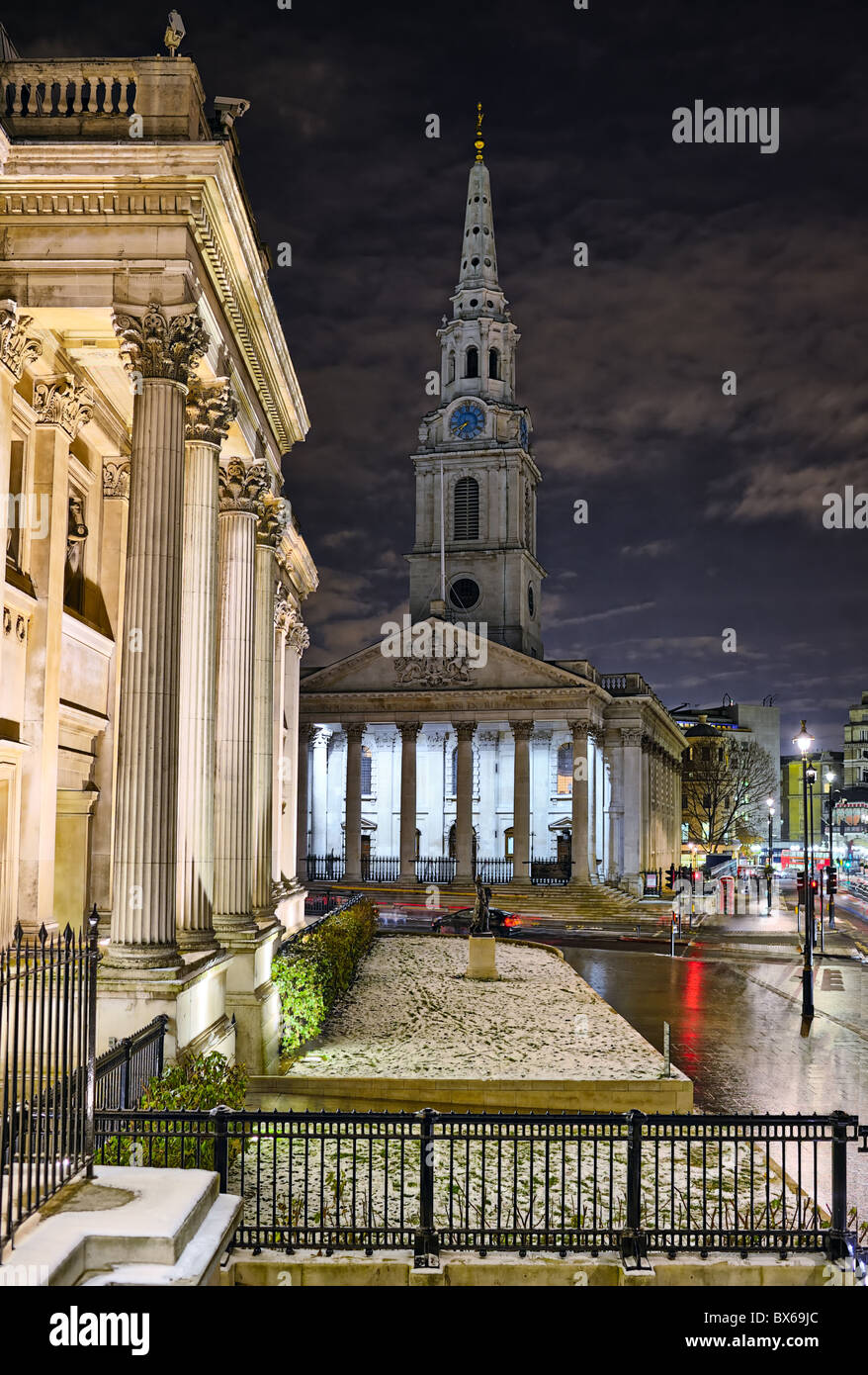 St Martin nei campi, dalla National Gallery, Trafalgar Square, Londra, Inghilterra, Regno Unito, in una notte d'inverno Foto Stock