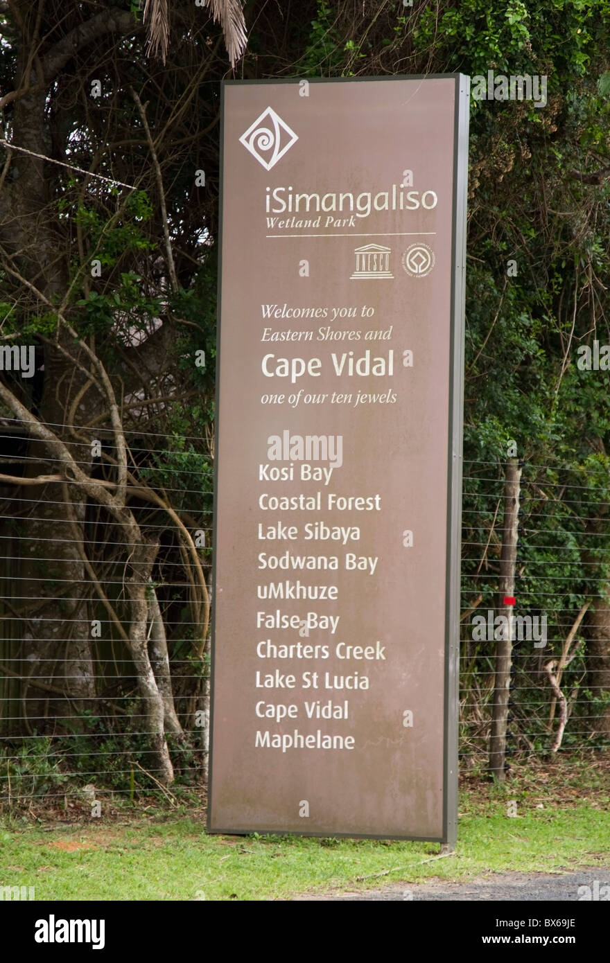 Firmare all'entrata del iSimangaliso Wetland Park nel KwaZulu Natal, Sud Africa Foto Stock