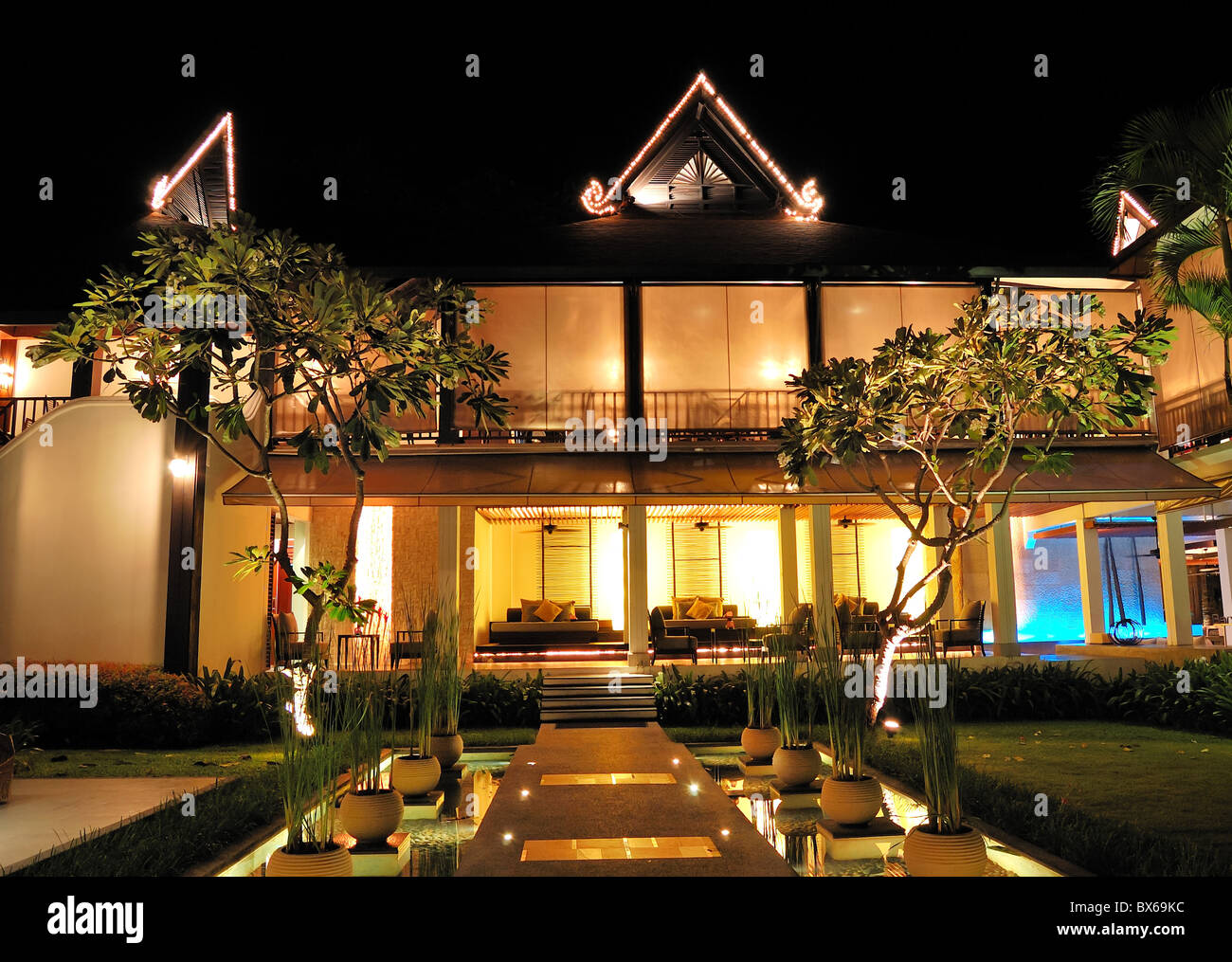 Area lounge e bar di hotel di lusso in illuminazione notturna, Koh Samui, Thailandia Foto Stock