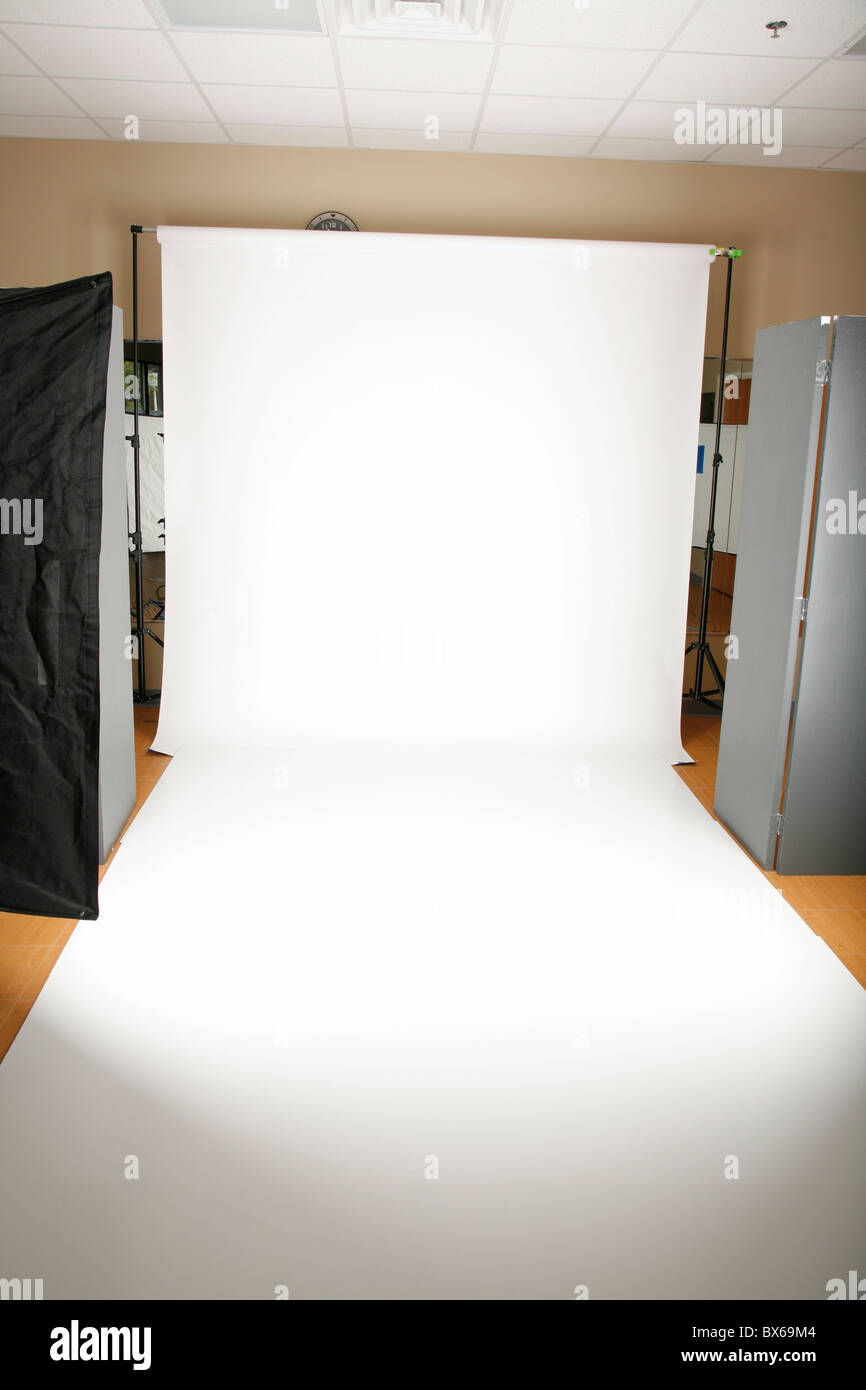 Sulla posizione photo studio impostato con sfondo bianco e pavimento Foto Stock