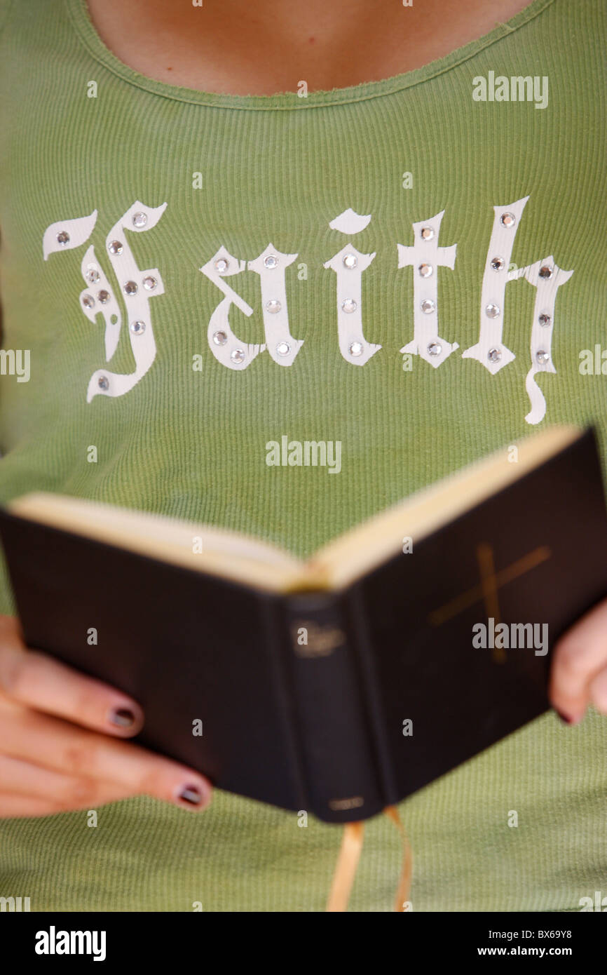 I giovani cristiani la lettura della Bibbia, Saint-Gervais, Haute Savoie, Francia, Europa Foto Stock