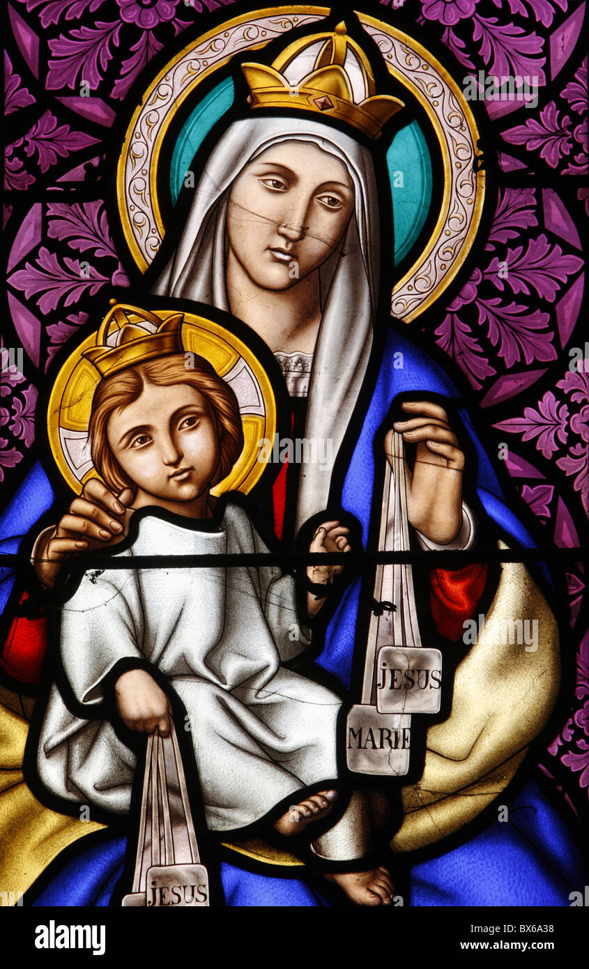 Madonna e Bambino sul Monte Carmelo, vetrate in Pont-L'Abbe chiesa, Pont L'Abbe, Finisterre, Bretagna, Francia, Europa Foto Stock