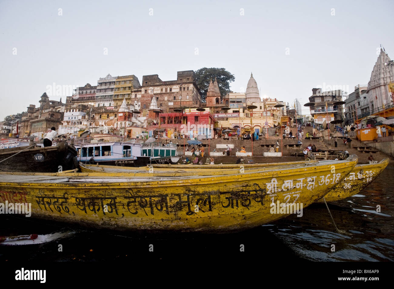 Vista generale del principale ghat di Varanasi, Uttar Pradesh, India, Asia Foto Stock