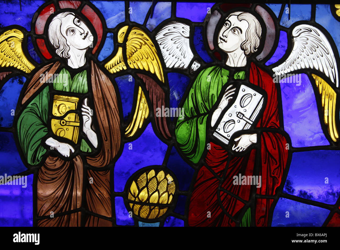 Due angeli in vetro colorato a livello internazionale il vetro macchiato centro, Chartres, Eure-et-Loir, Francia, Europa Foto Stock