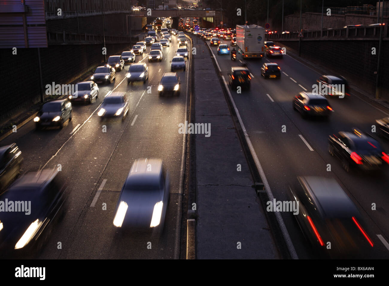 Il traffico sulla strada circolare intorno a Parigi, in Francia, in Europa Foto Stock