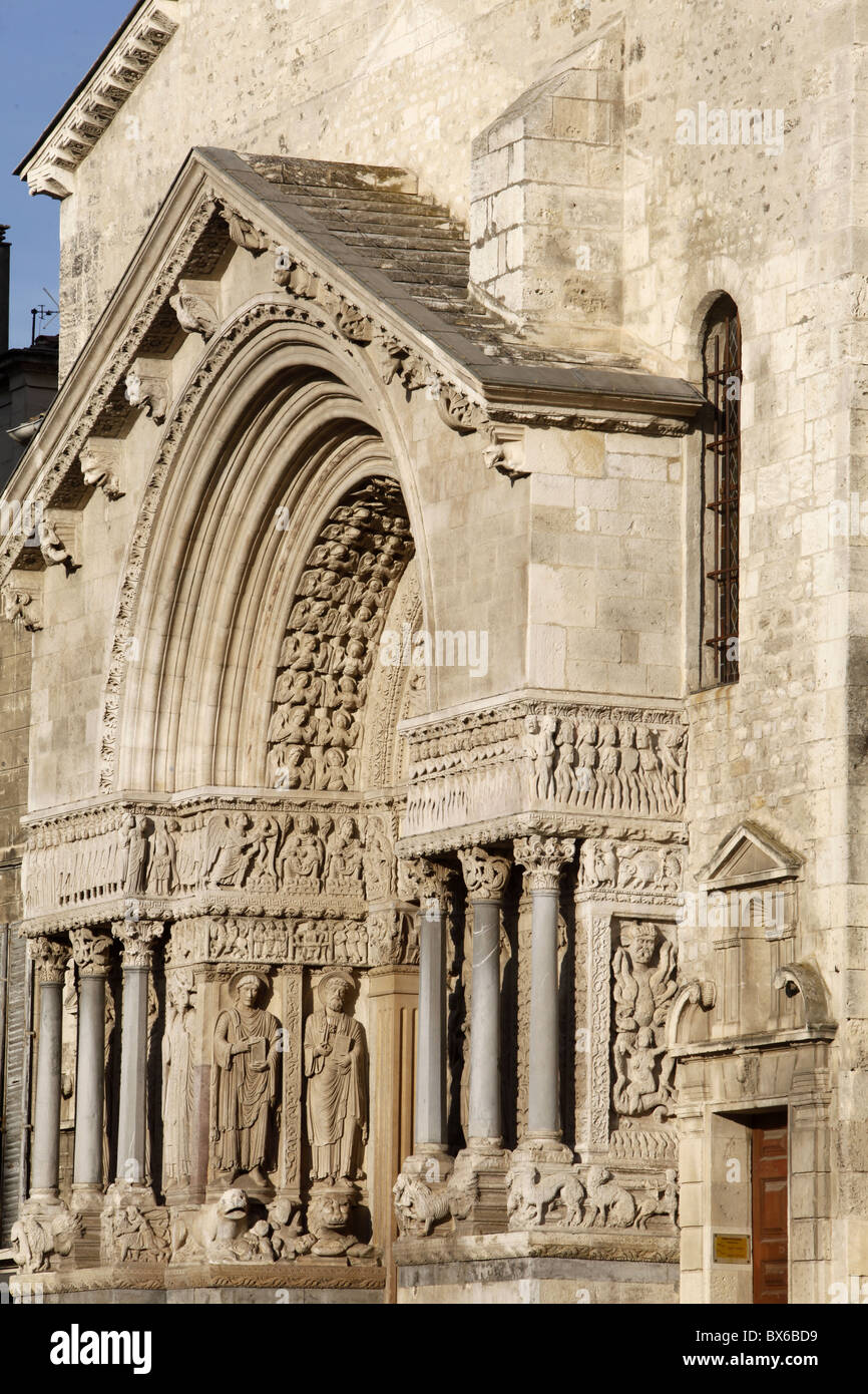 Cattedrale di Saint-Trophime, Arles, Bouches du Rhone, Provence, Francia Foto Stock